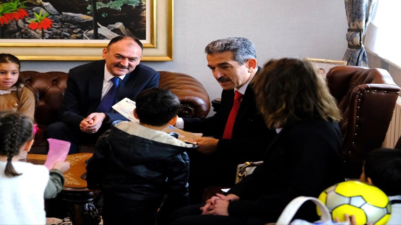 Minik eller, Vali Ekici’ye sevgiyle uzandı
