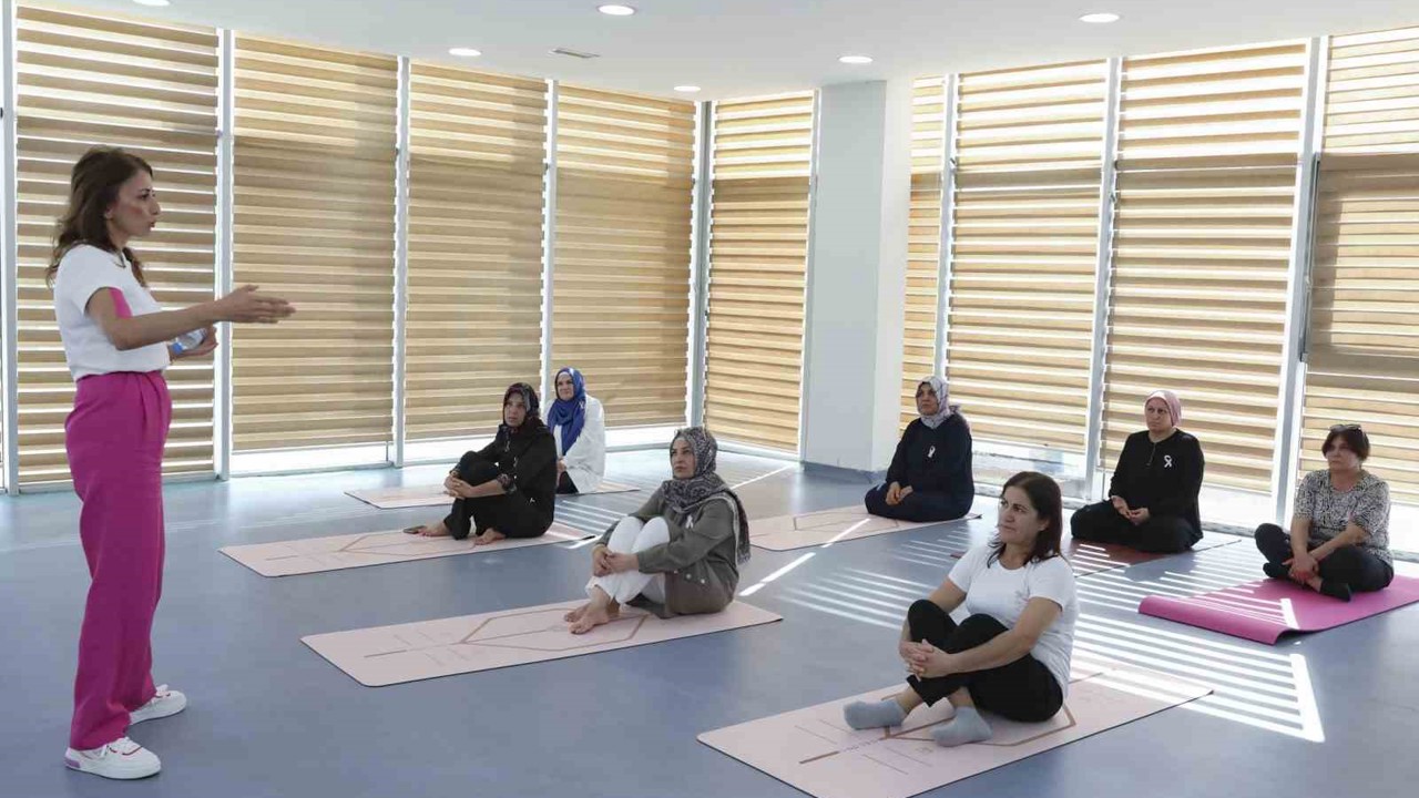 Mersin’de meme kanseri farkındalık etkinliğinde kadınlar yoga yaptı
