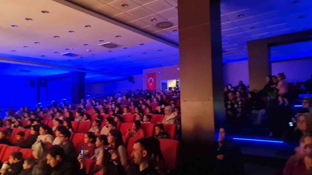 Sincan Belediyesinden Tiyatro Şöleni
