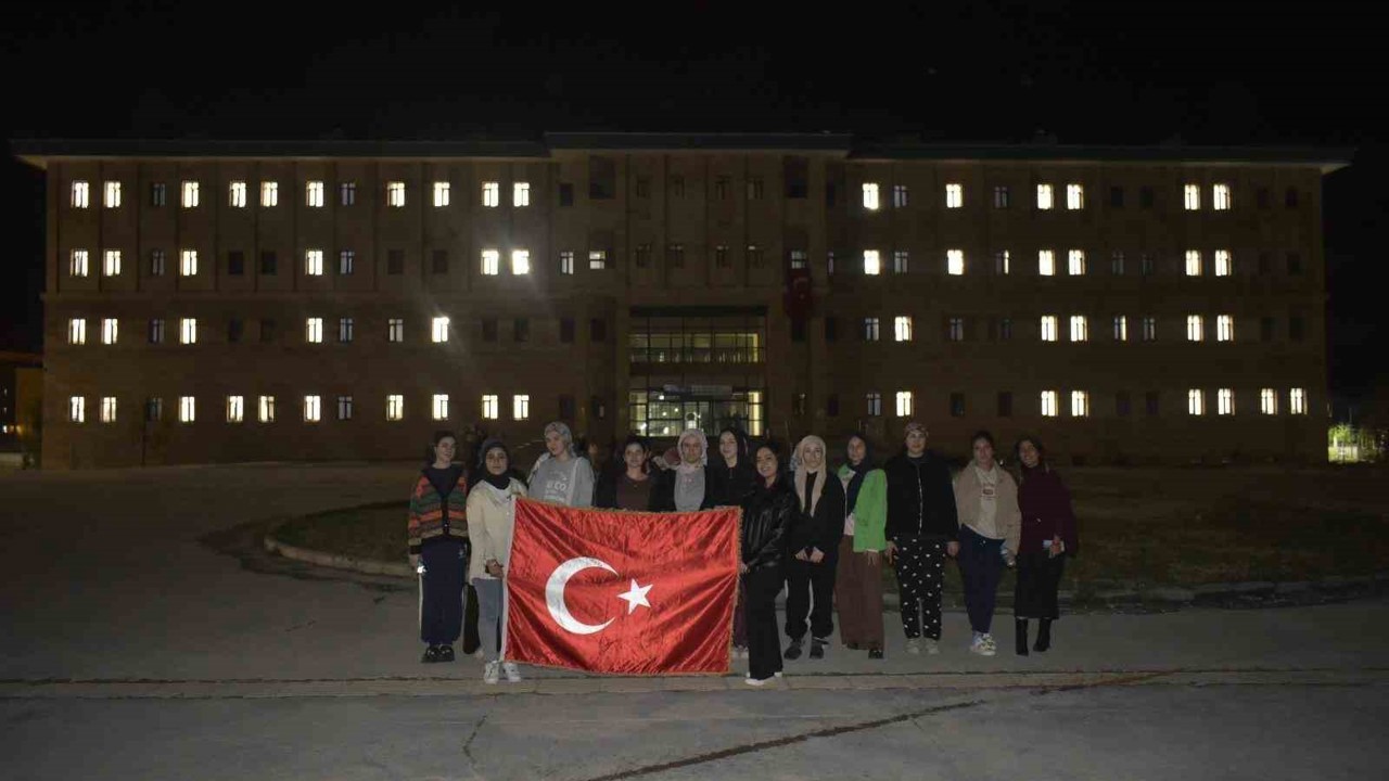 Kız öğrencilerinden ışıklı 102. yıl koreografisi
