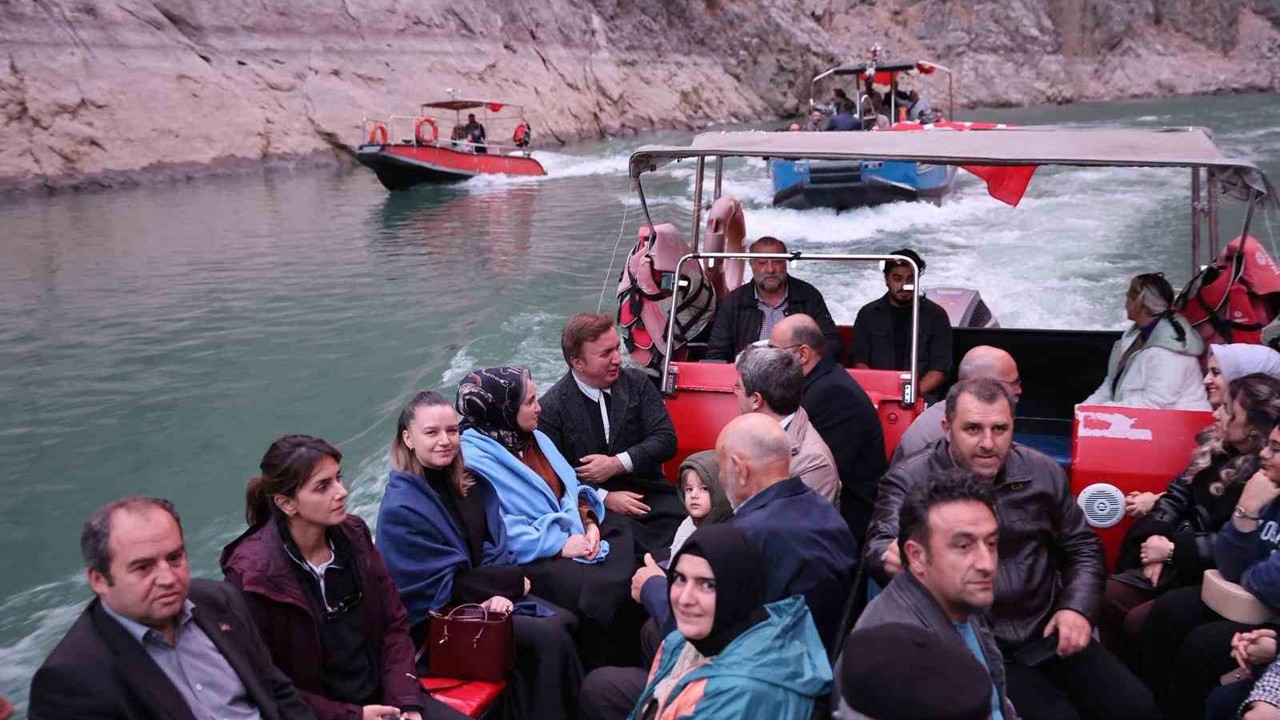 Vali Aydoğdu Kemaliye’de esnafı ziyaret etti, Karanlık Kanyon’da tekne turuna katıldı
