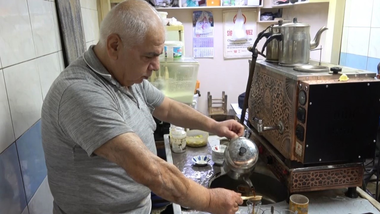 Tarihi Bakırcılar Çarşısı’nın yarım asırlık çaycısı
