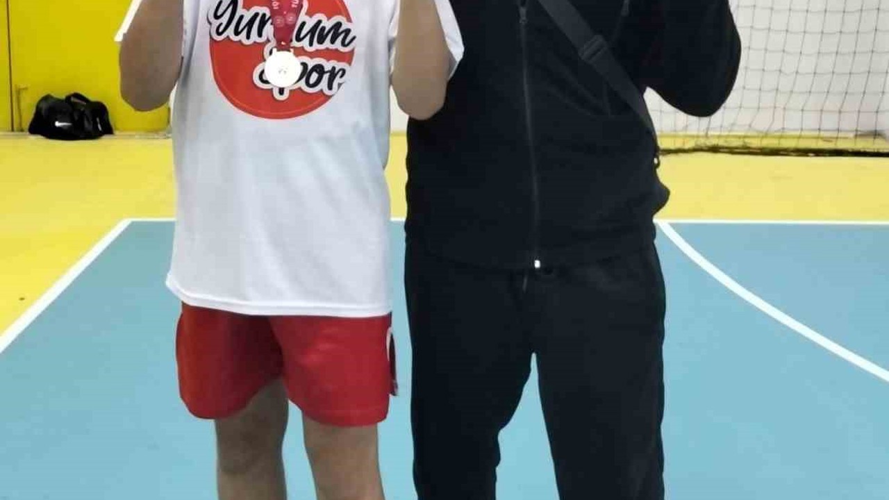 Efe Carl Demirli’den kick boks branşında şampiyonluk
