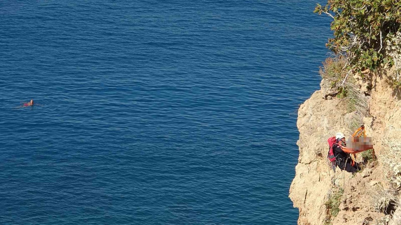 Falezlerde ölü bulunan adamın cenazesinin 2 saat süren alınma operasyonunu yüzerek izlediler
