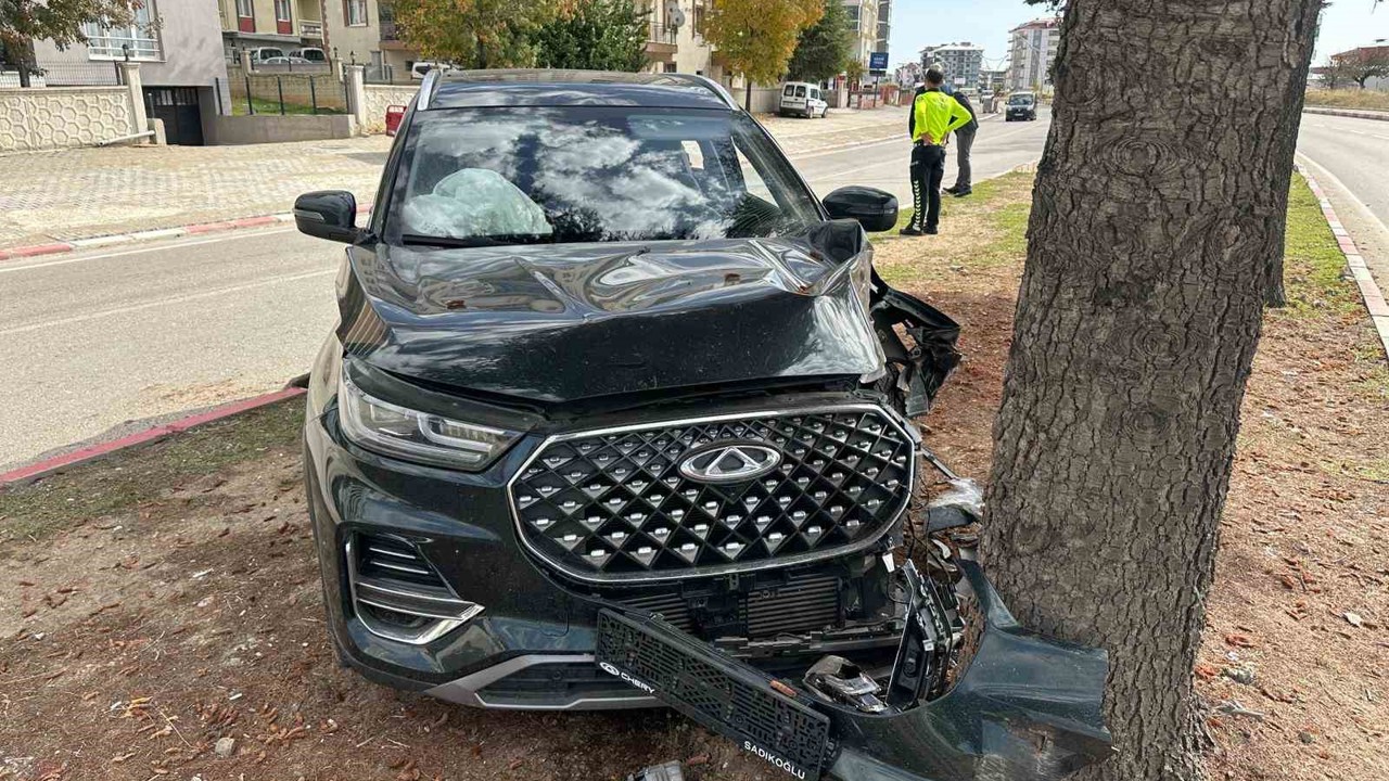 Uşak’ta araç ağaca çarptı: 2 yaralı
