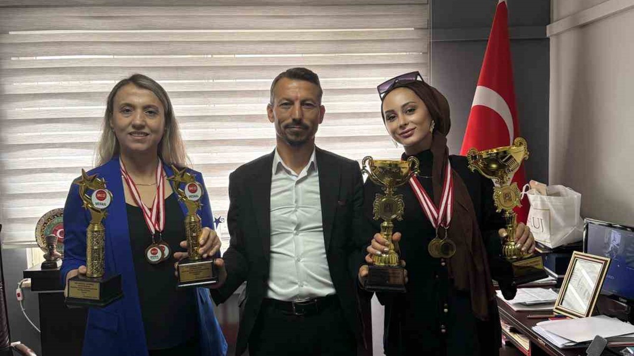 Manisalı kuaförler Antalya’dan 4 kupayla döndü
