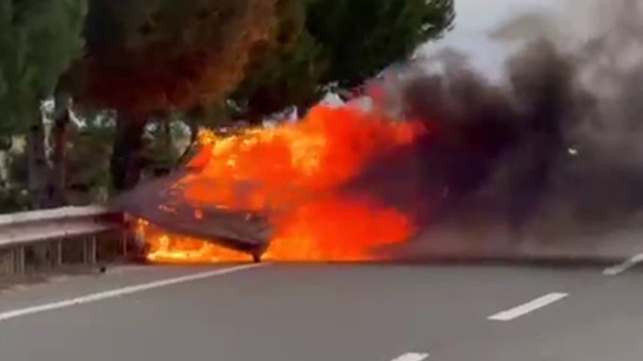 Edirne’de seyir halindeki otomobil alev alev yandı
