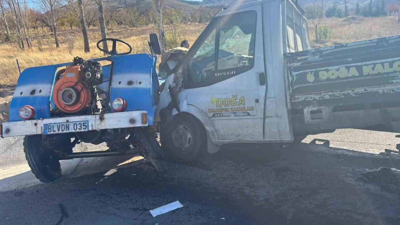 Kamyonetle çarpışan patpatın sürücüsü yaşamını yitirdi
