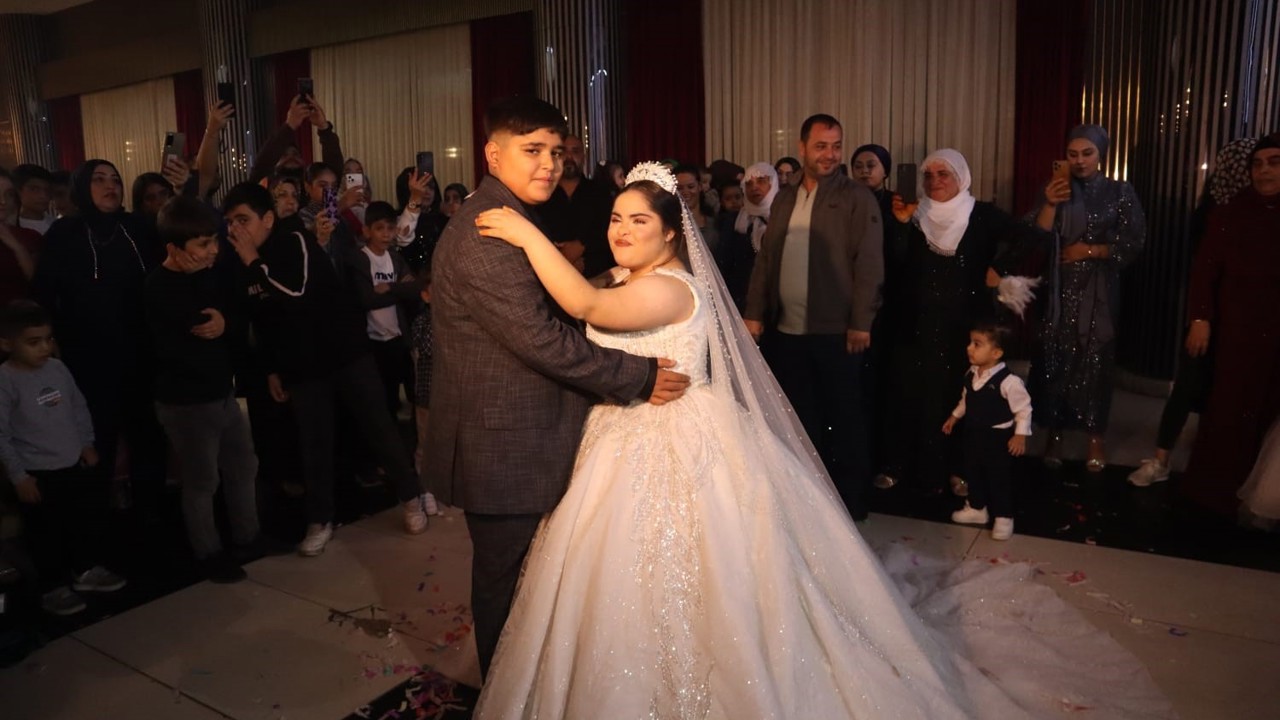 Babası vasiyet etti, down sendromlu gencin gelinlik hayali gerçek oldu
