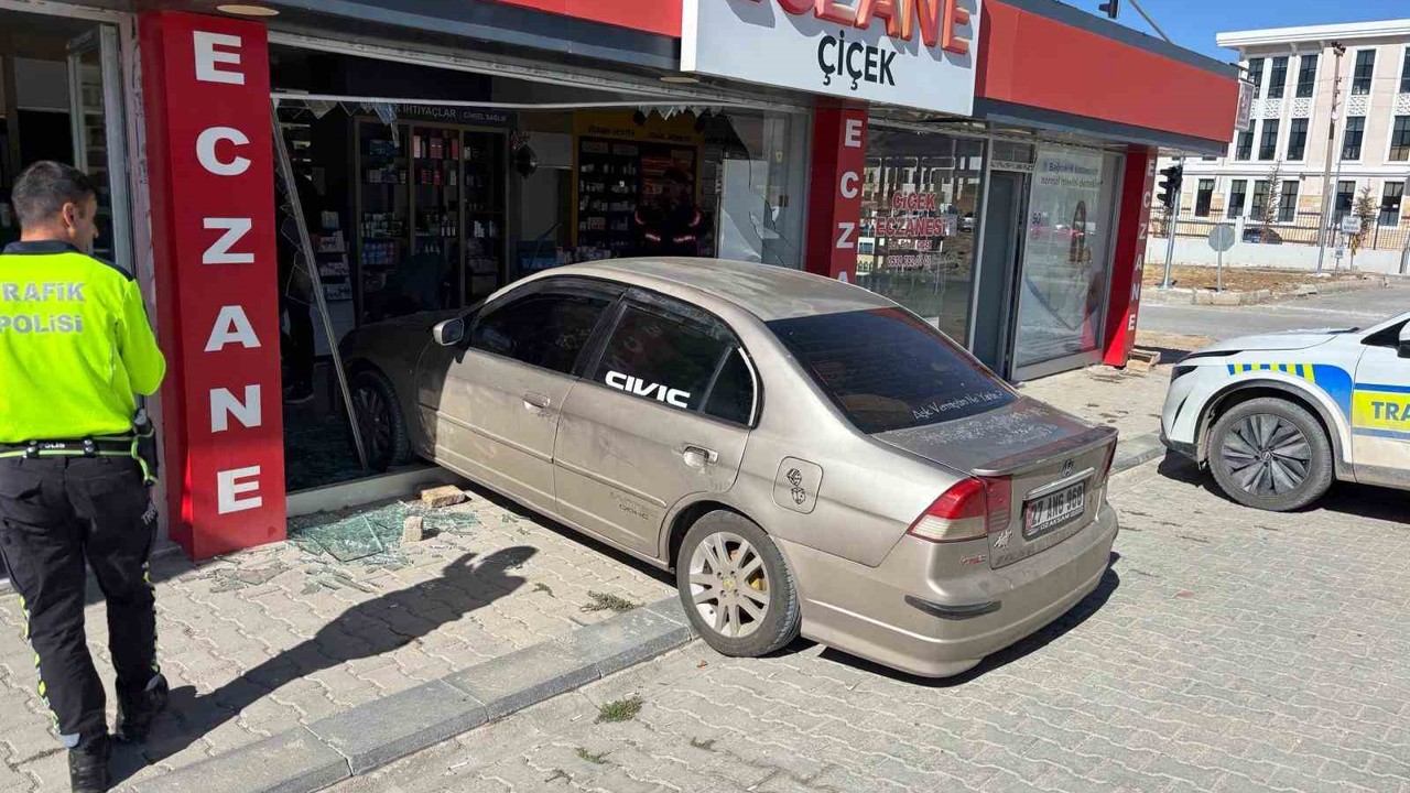 El freni çekilmeyen araç eczaneye girdi
