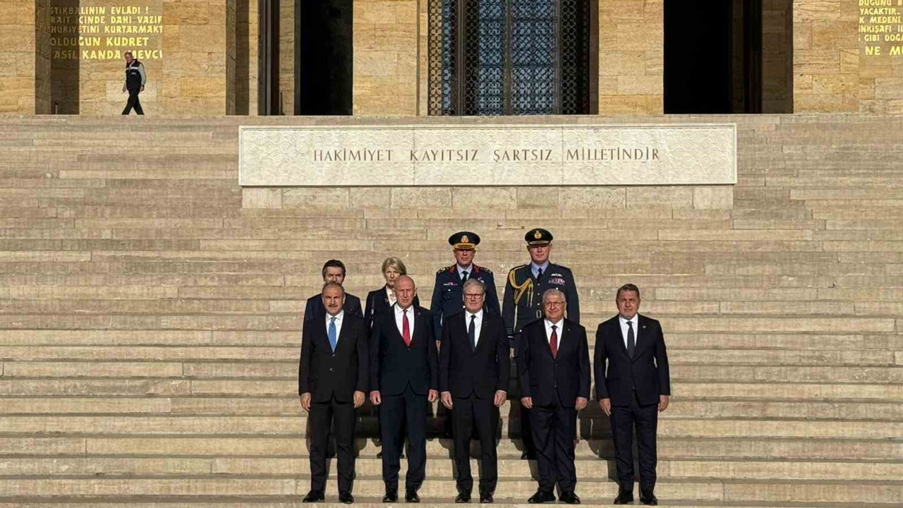 İngiltere Başbakanı Starmer, Anıtkabir’i ziyaret etti
