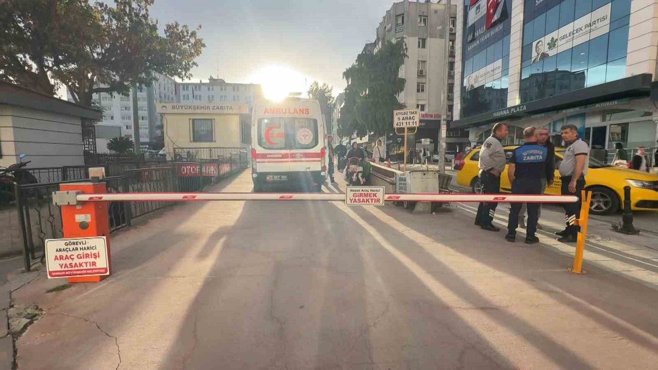 Samsun’da görünmez kaza: Yayanın kafasına bariyer çarptı
