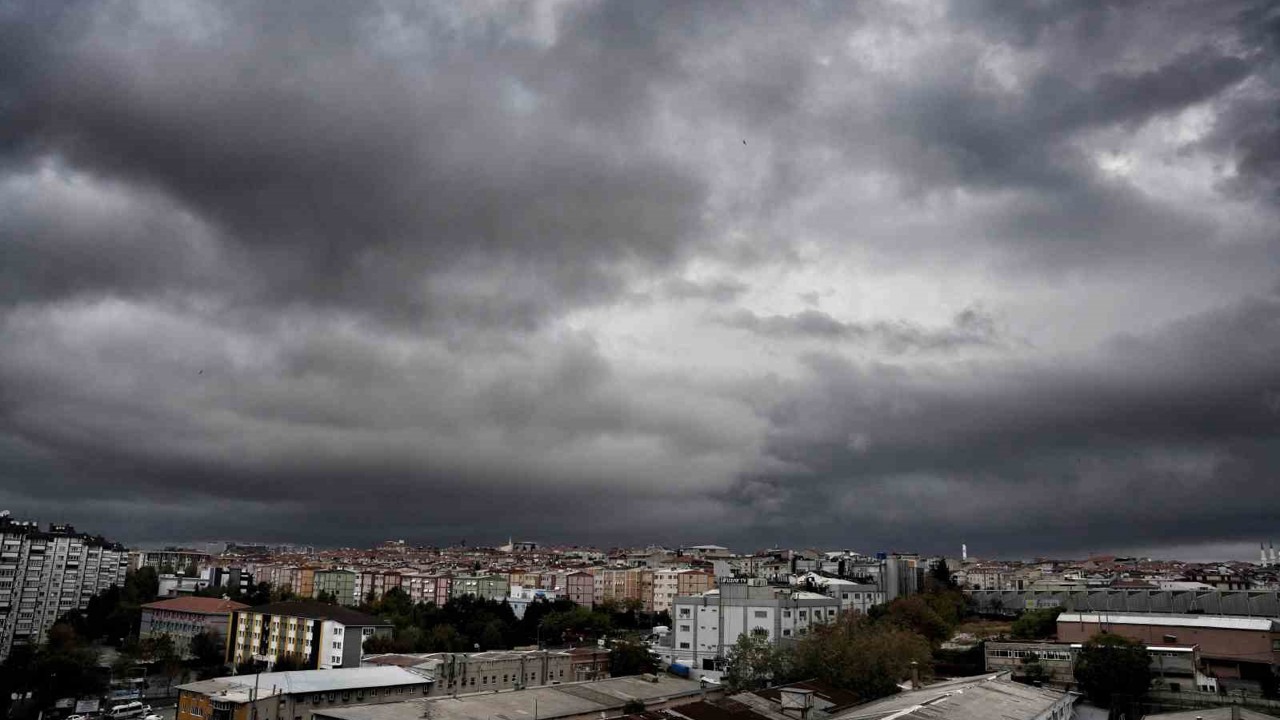 İstanbul’un üzerine kara bulutlar çöktü
