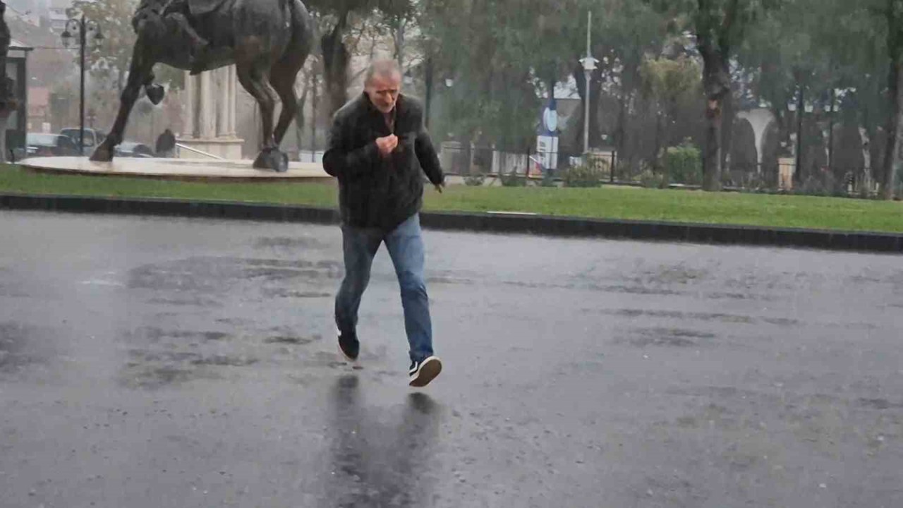 Tekirdağ’da şiddetli yağış sokakları göle çevirdi
