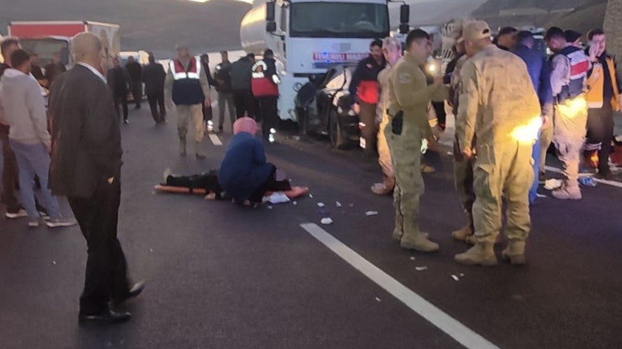 Van-Hakkari karayolunda otomobil tırla çarpıştı: 2 ölü, 5 yaralı
