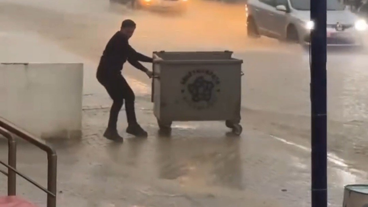 Tekirdağ’da köprü altları göle döndü, araçlar suya gömüldü
