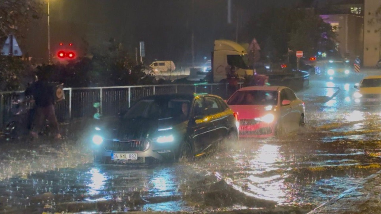İstanbul’da aniden bastıran sağanak yağmur hayatı felç etti
