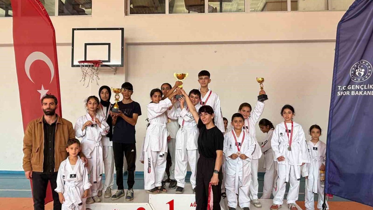 Patnos’ta minikler Cumhuriyet için ter döktü
