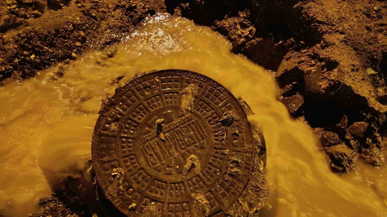 Tekirdağ’da sağanak yağışta altyapı çöktü, rögarlar taştı
