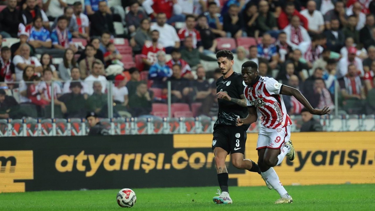 Trendyol Süper Lig: Samsunspor: 1 - Çaykur Rizespor: 1 (İlk yarı)
