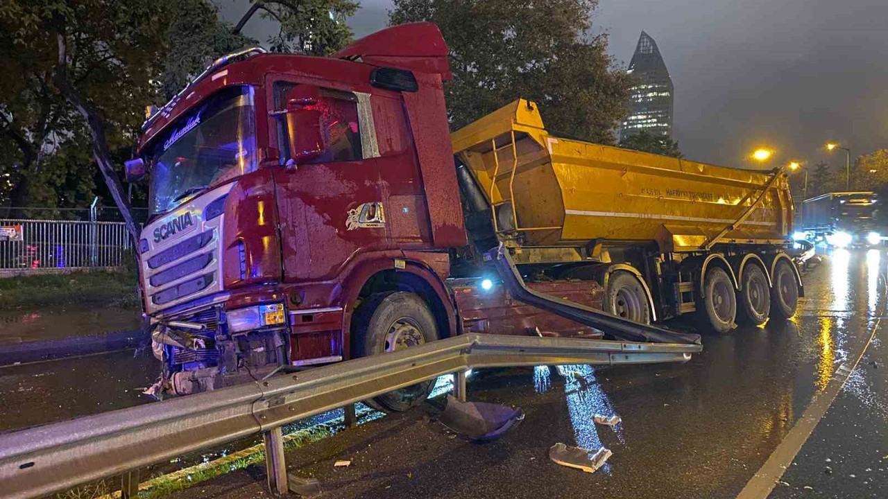 Ataşehir’de kayganlaşan yolda kontrolden çıkan hafriyat kamyonu bariyerlere çarptı

