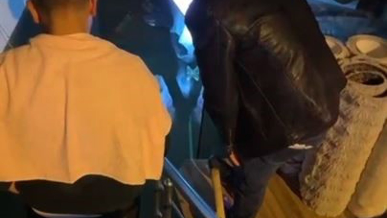 Beyoğlu’nda sağanak sonrası halı dükkanını su bastı
