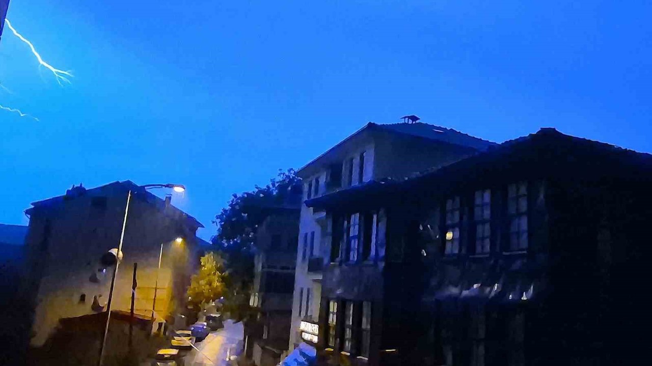 Bartın’da şimşekler geceyi aydınlattı
