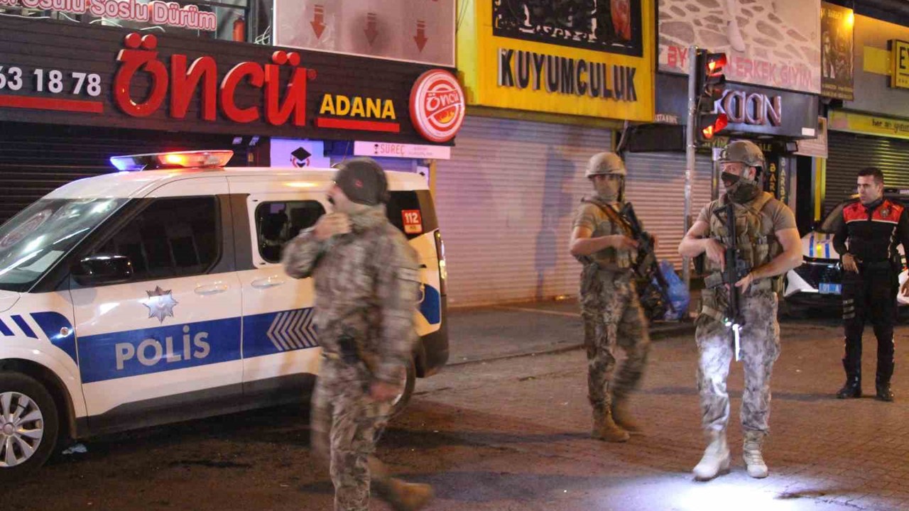 Adana’da çay ocağına kurşun yağmuru: Polis aracı hedef oldu
