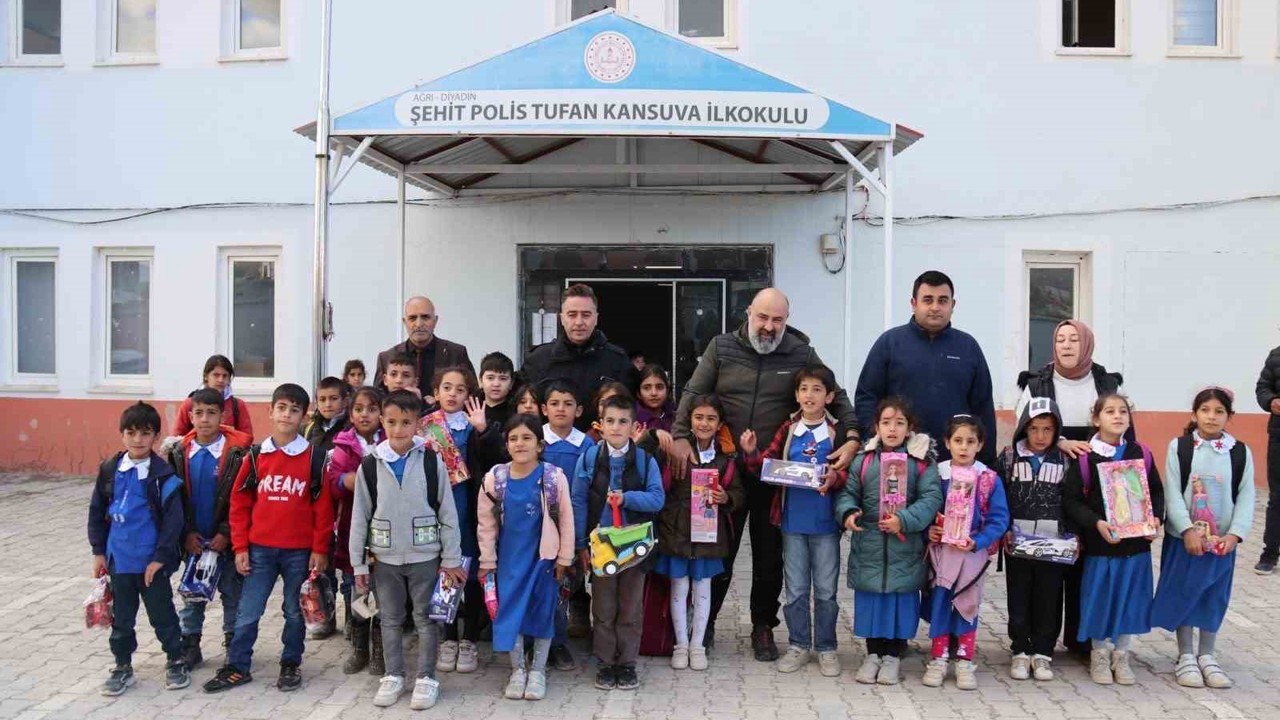 Ağrı Emniyet Müdürü Önder’den şehit meslektaşının ismini taşıyan okula ziyaret

