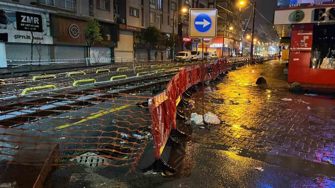 Zeytinburnu’nda tramvay yoluna giren araç, raylarda sıkıştı
