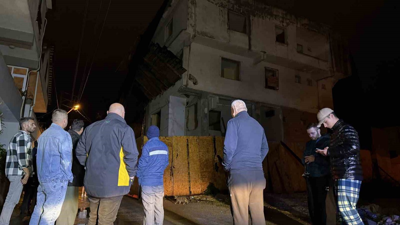 Depremin ardından hasarlı metruk bina korkuttu: Sokak trafiğe kapatıldı
