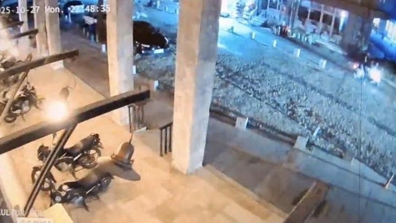 Balıkesir’de 6.1 büyüklüğündeki deprem güvenlik kamerasında
