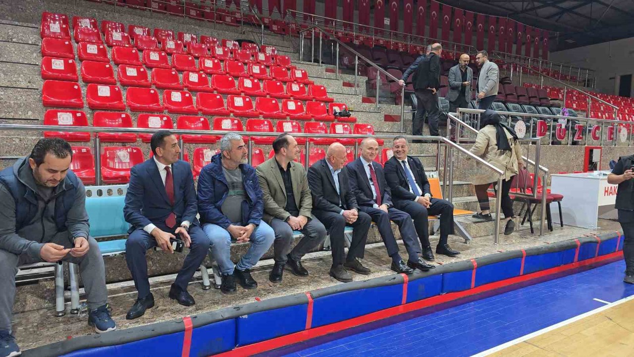 Başkan Özlü voleybolcuların ağzını tatlandırdı
