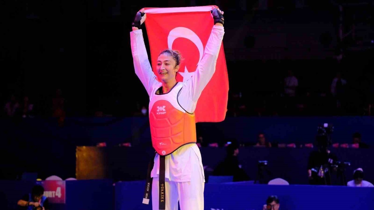 Balıkesir’in gururu Nafia Kuş Aydın, ikinci kez dünya şampiyonu
