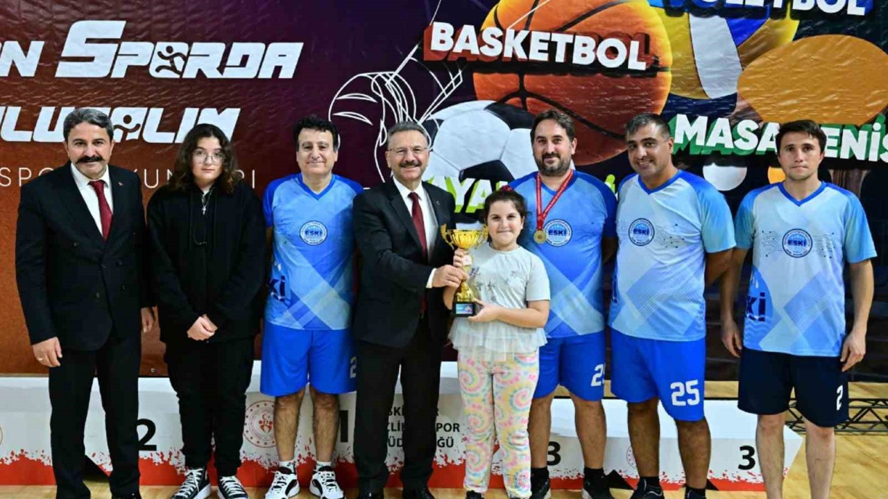 Vali Aksoy, 3. Kamu Spor Oyunları’nda dereceye girenleri ödüllendirdi
