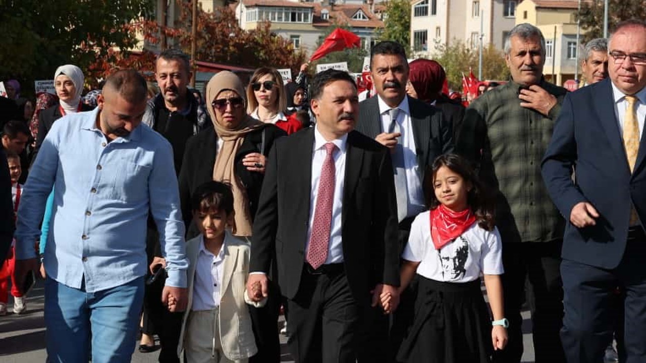 Vali Çiçek daveti çevirmedi anaokulu öğrencilerinin Cumhuriyet coşkusuna katıldı
