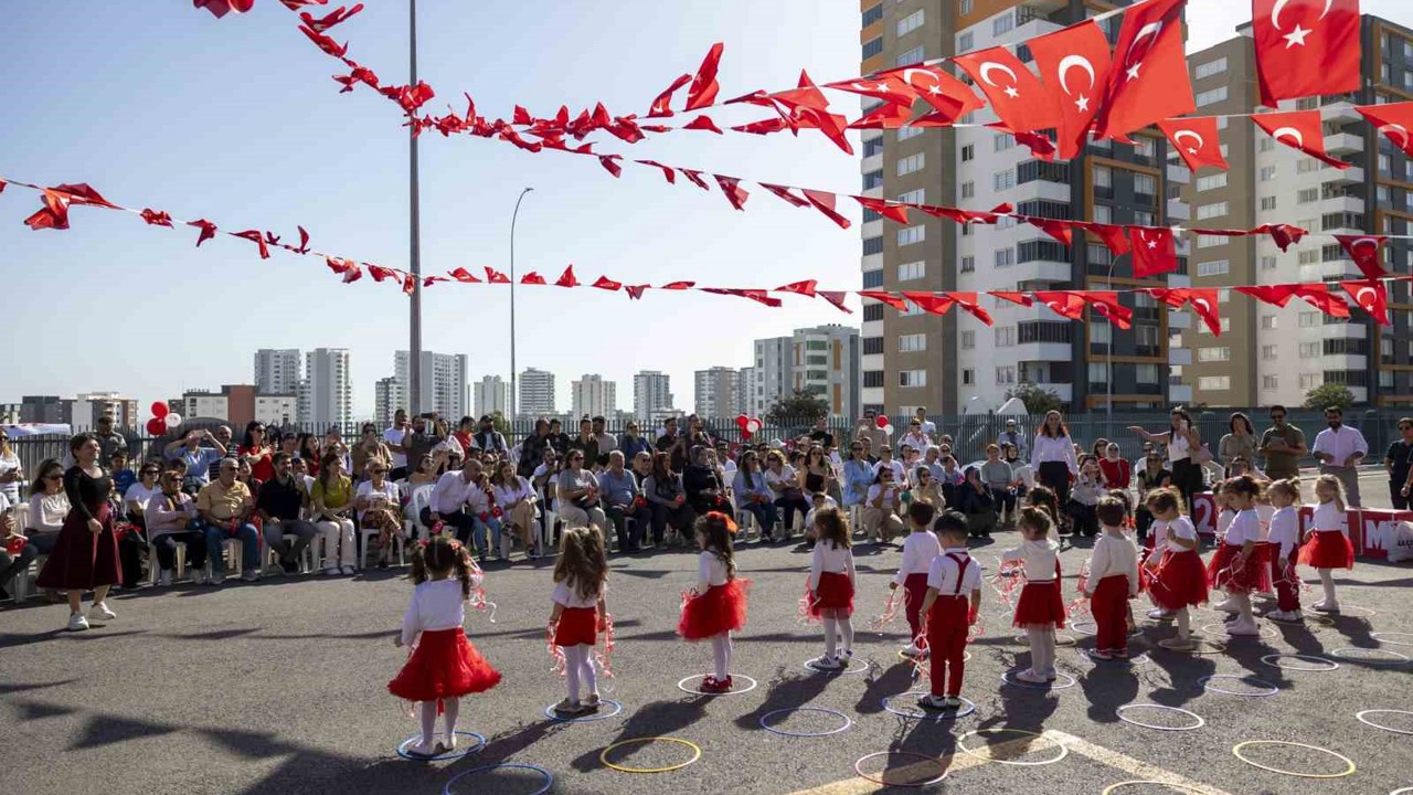 Mersin’de miniklerden Cumhuriyet Bayramı coşkusu
