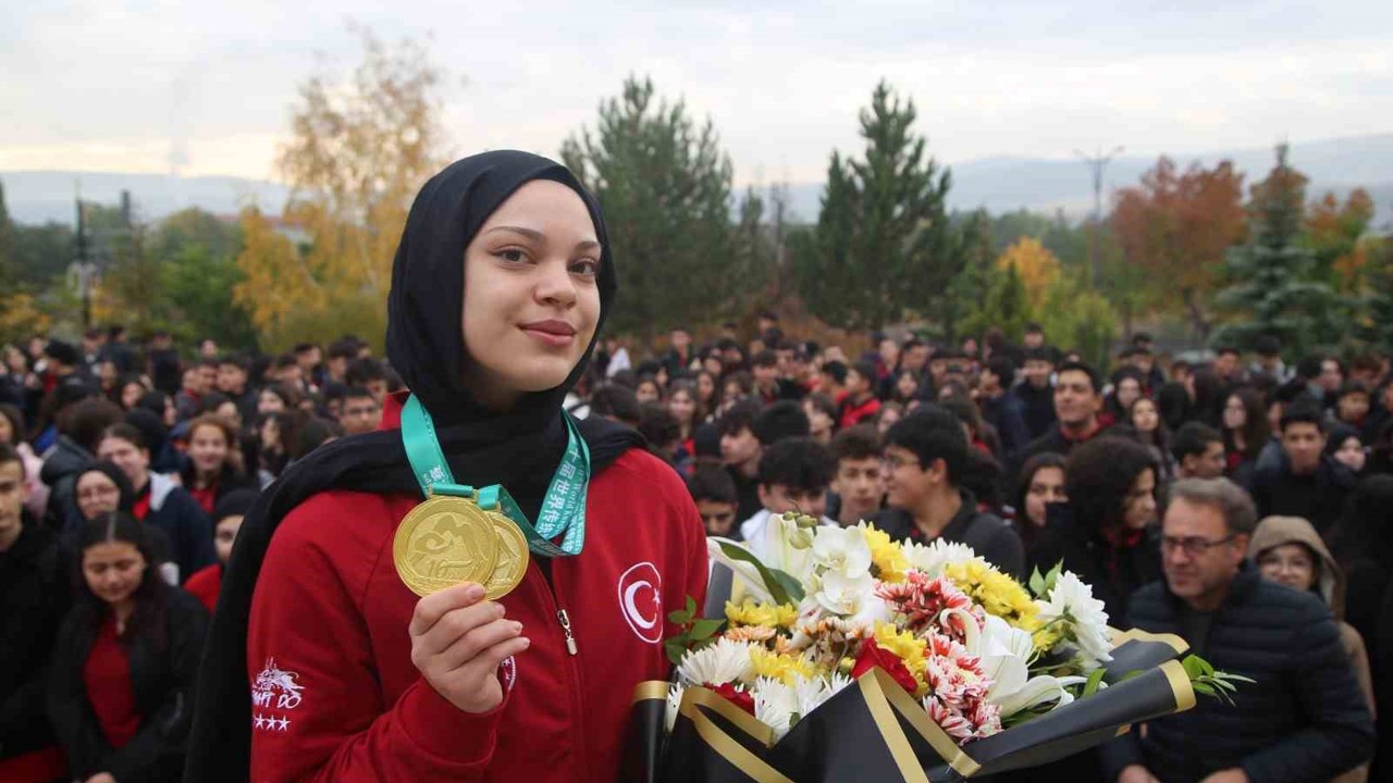 Afra Kılınç, Çin ata sporunda Çinlileri mağlup edip dünya şampiyonu oldu
