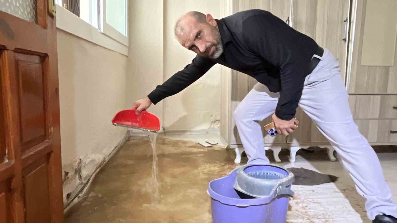 İzmir’de İZSU şebeke borusu patladı: Bir evi yaşanmaz hale getirdi
