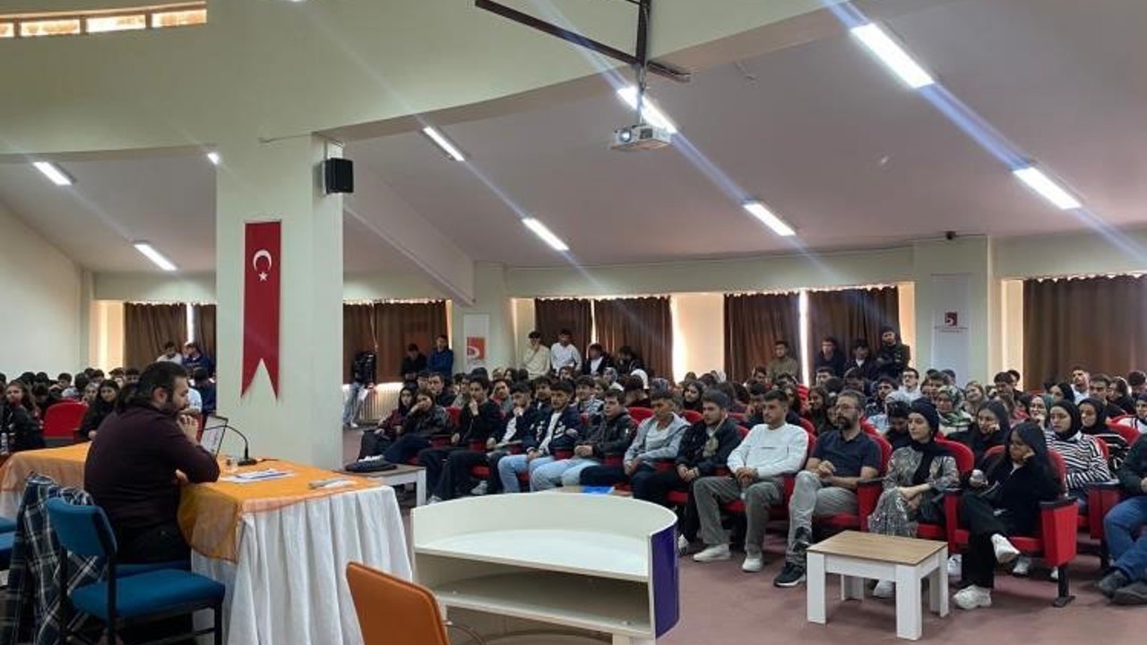 Bilecik’te Osmaneli MYO öğrencilerine teknoloji bağımlılığı eğitimi verildi

