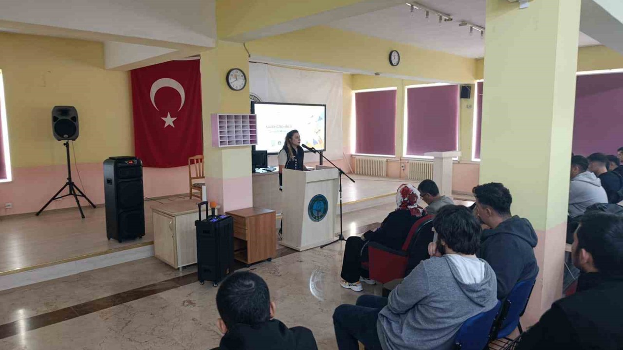 Edremit MYO öğrencilerine Narkorehber eğitimi verildi
