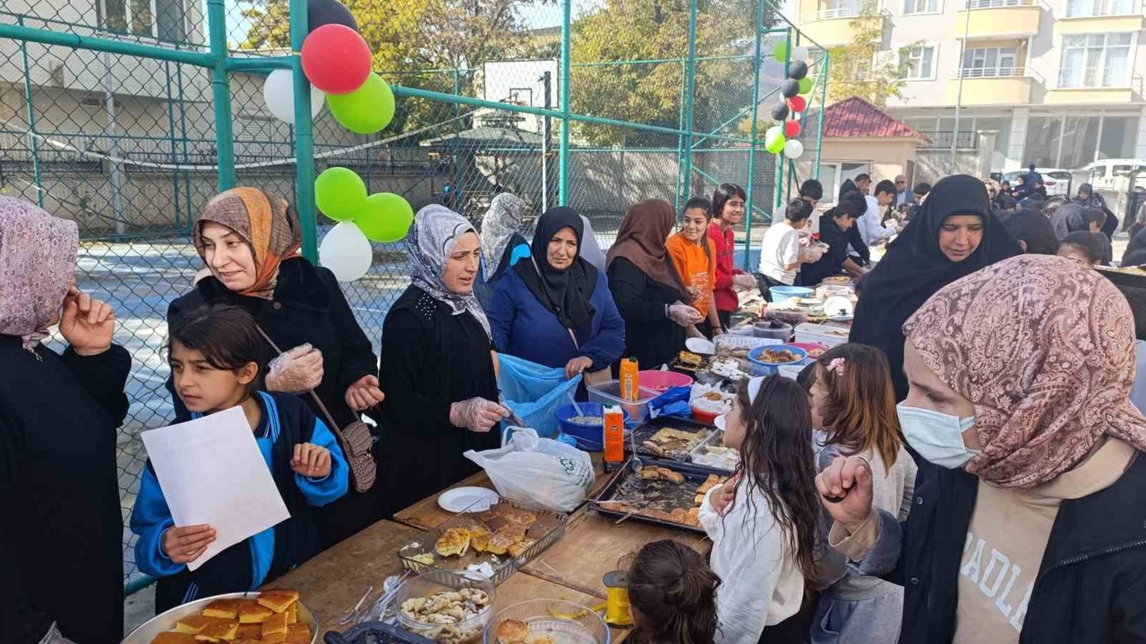 Van’da Gazze yararına hayır panayırı düzenlendi
