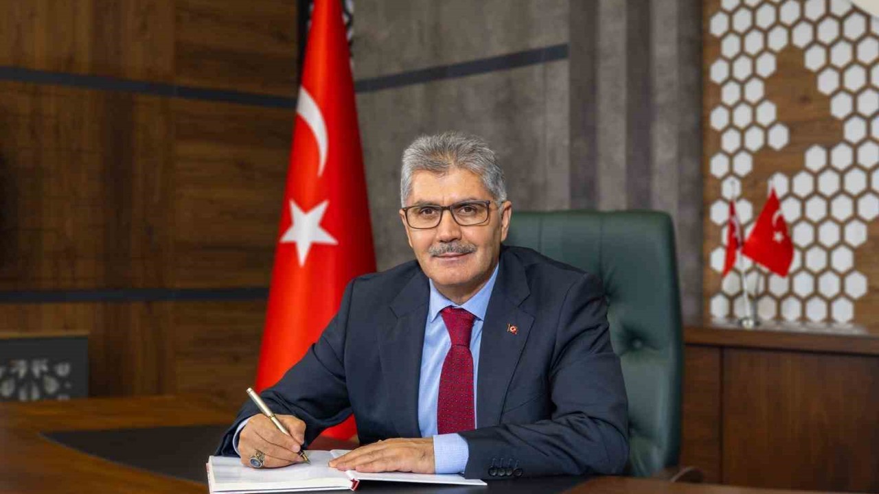 Vali Çelik: "Cumhuriyetimizi gelecek kuşaklara daha güçlü devredeceğiz"

