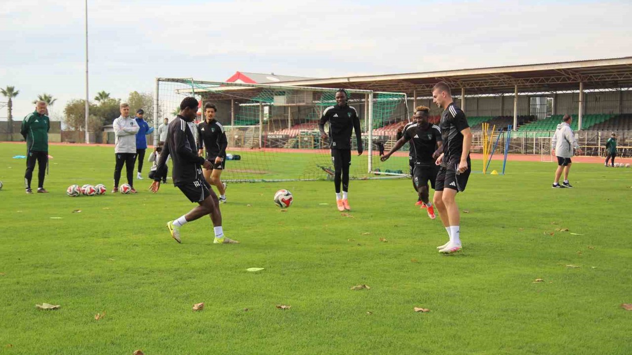 Kocaelispor’un başarılı futbolcusu Joseph Nonge: "Hocamız nerede isterse oynarım"
