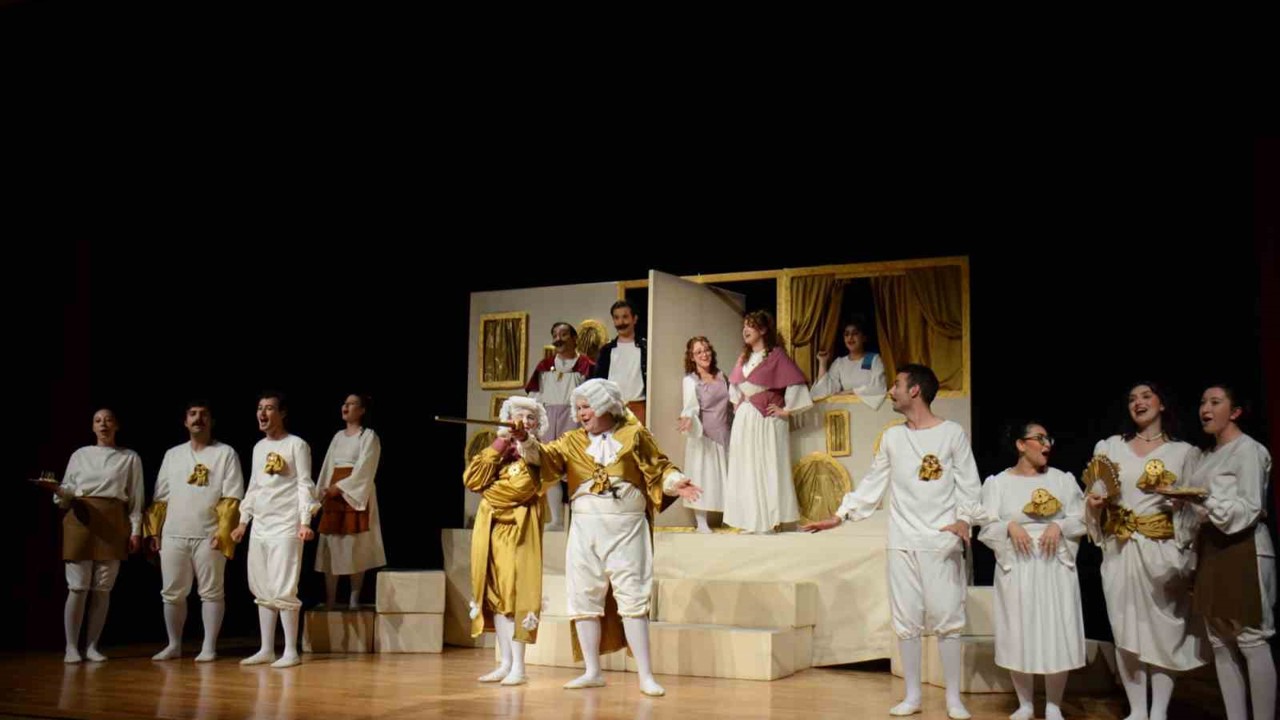 "Kibarlık Budalası" tiyatroseverlerle buluştu
