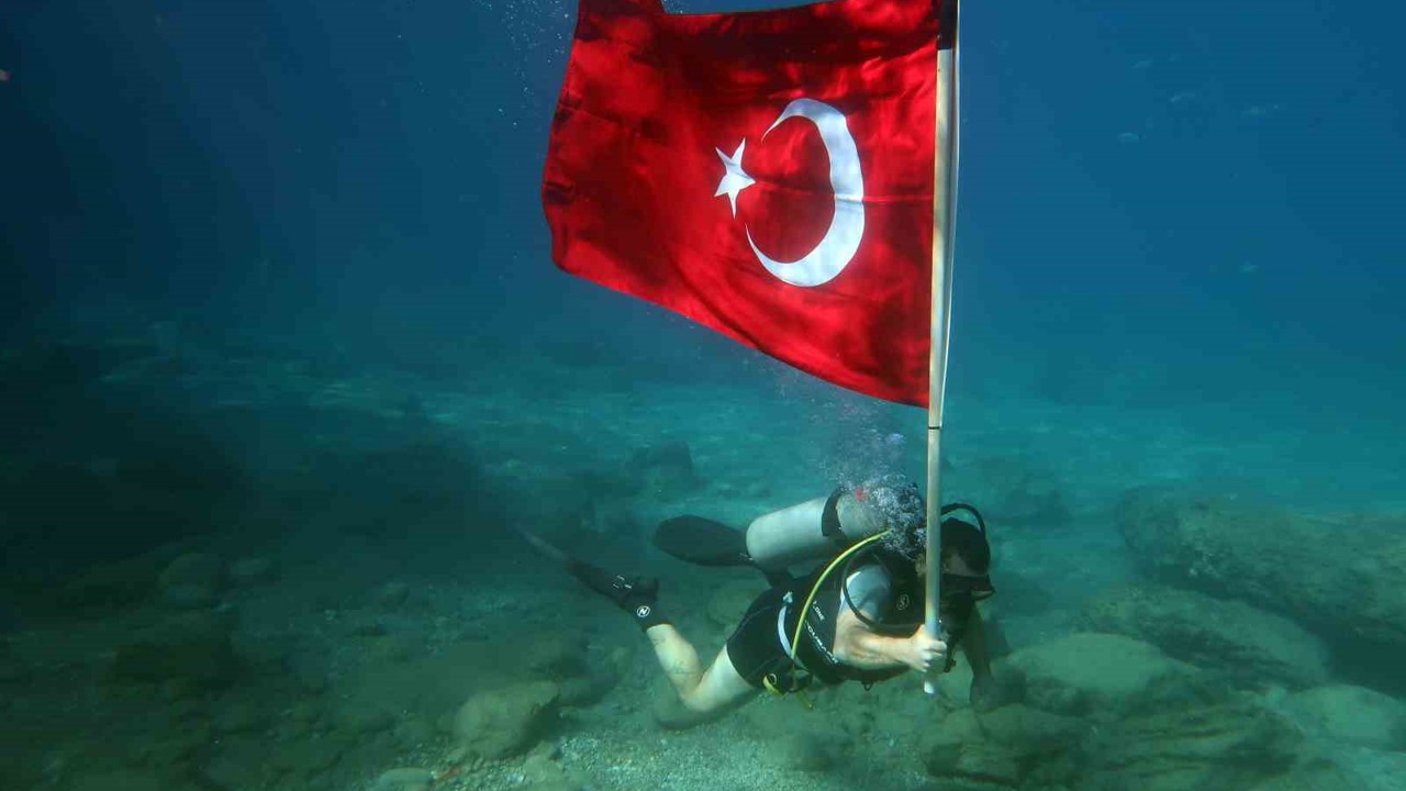 Fethiye’de 29 Ekim, Dalyan Koyu’nda su altında coşkuyla kutlandı
