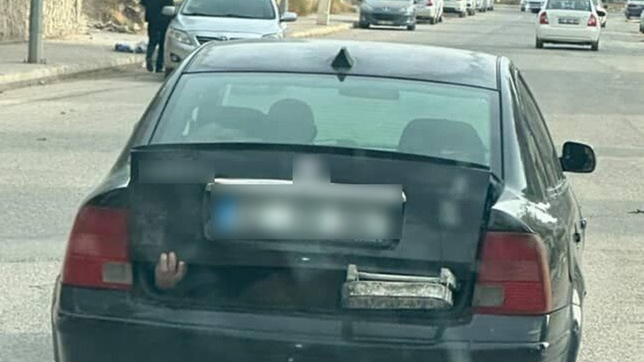 Bagajdan çıkan el görenleri şaşırttı
