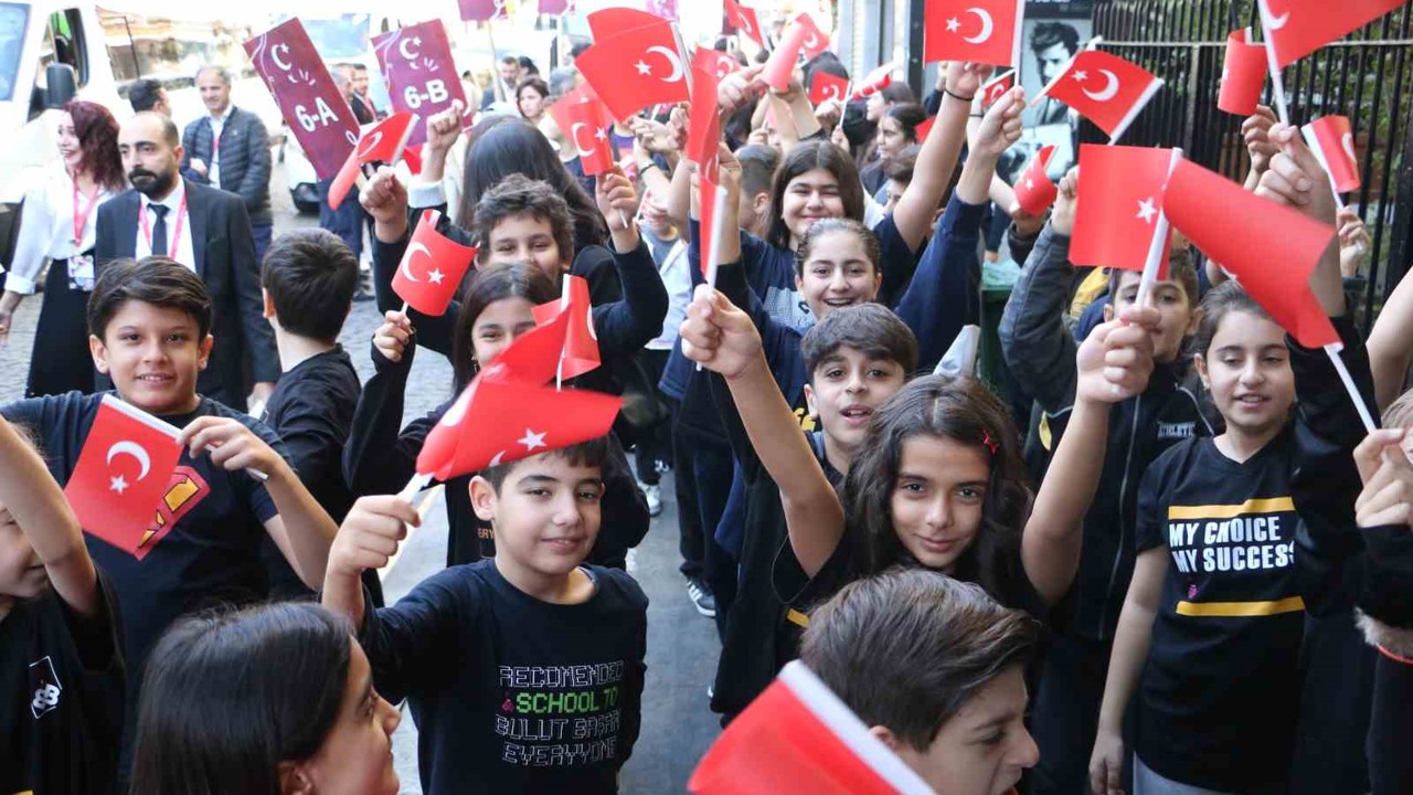 Türk bayrağını kapan sokağa çıktı, minik öğrenciler cumhuriyeti kutladı
