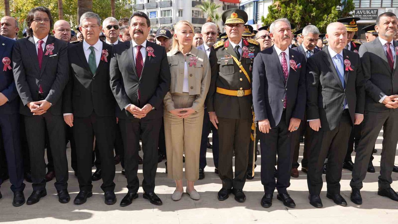 Denizli’de Cumhuriyetin 102. yıldönümü kutlamaları çelenk sunumuyla başladı
