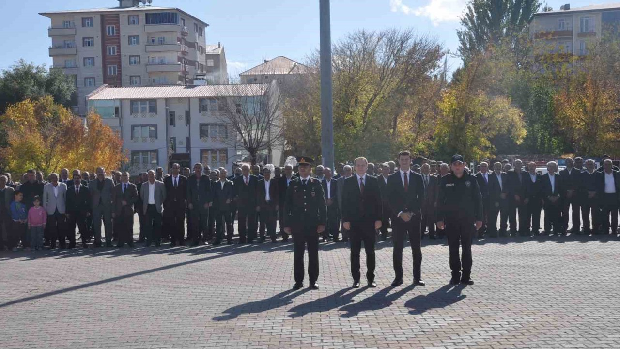 Bulanık’ta 29 Ekim Cumhuriyet bayramı çelenk koyma töreni yapıldı
